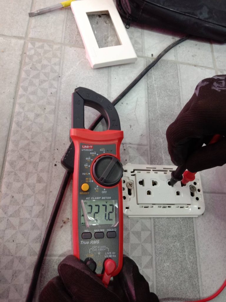 ตรวจเช็กปลั๊กไฟ