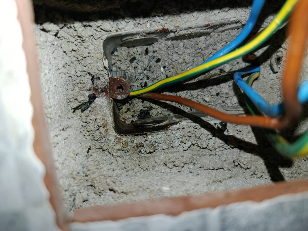 รอยไหม้ในบล็อกปลั๊กไฟ