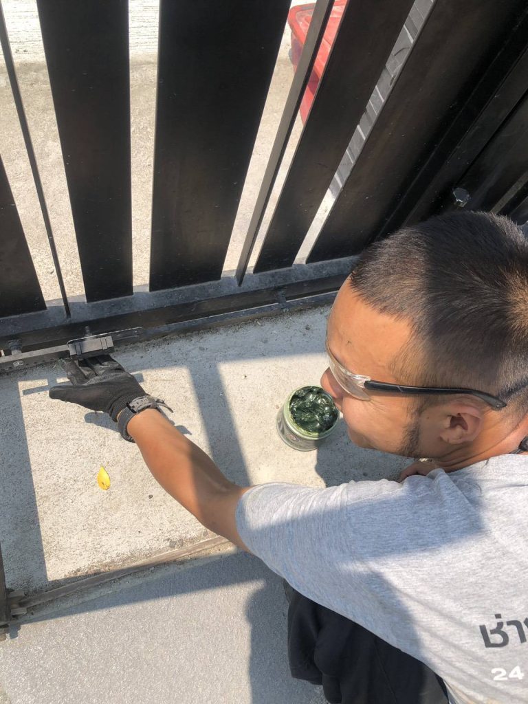 หล่อลื่นบริเวณรางรั้วไฟฟ้า