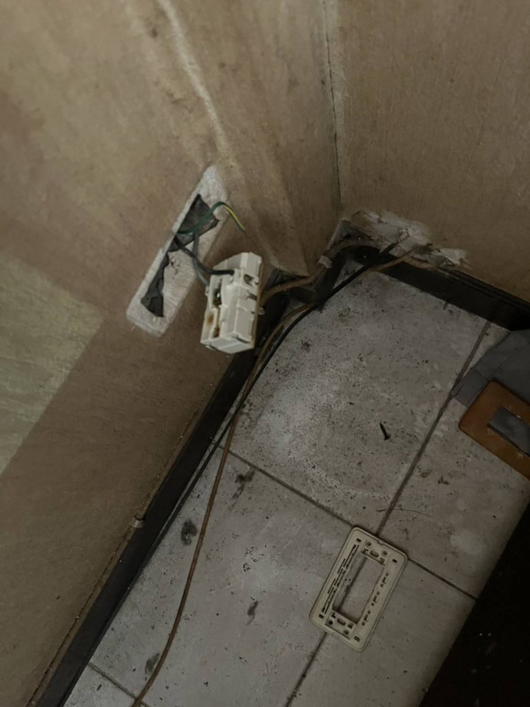 รื้อปลั๊กซ่อมไฟ