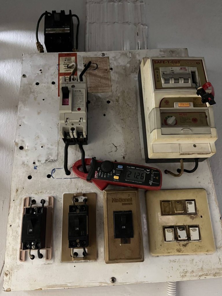 แผงควบคุมไฟฟ้า