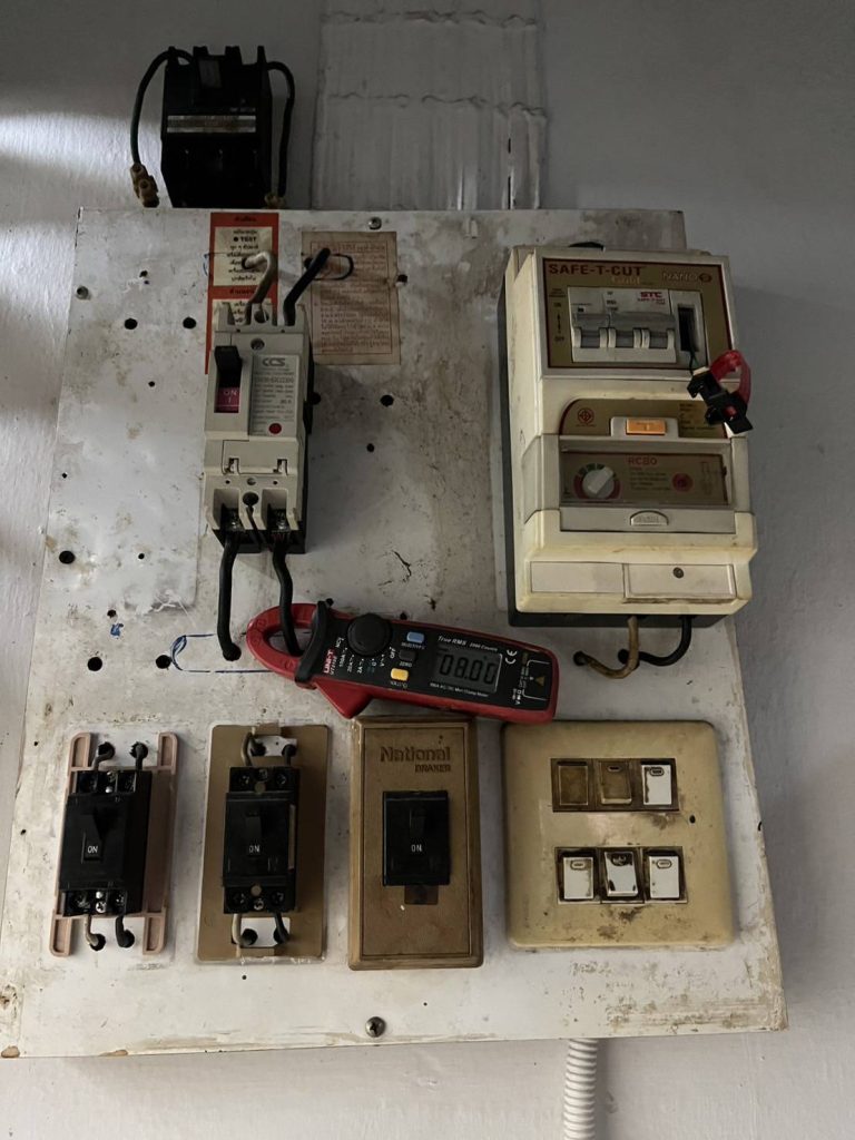 แผงควบคุมไฟฟ้า