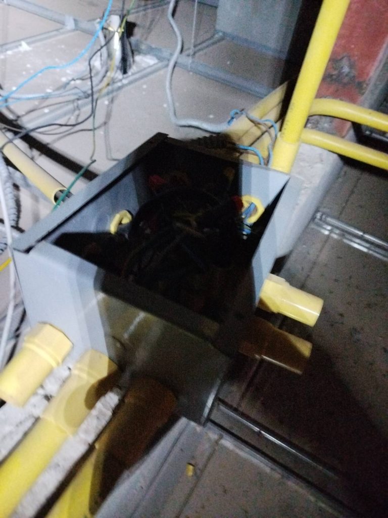 กล่องพักสายไฟบนฝ้า