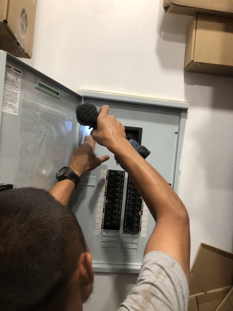 ถอดฝาตรวจเช็กตู้โหลด