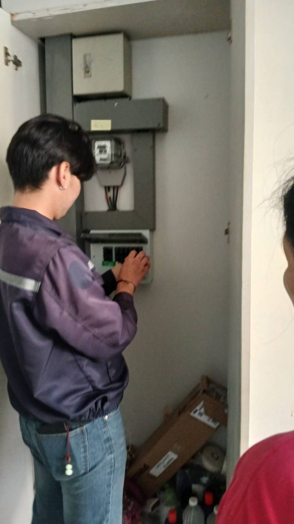 ช่างเข้าตรวจเช็กตู้คอนซูมเมอร์