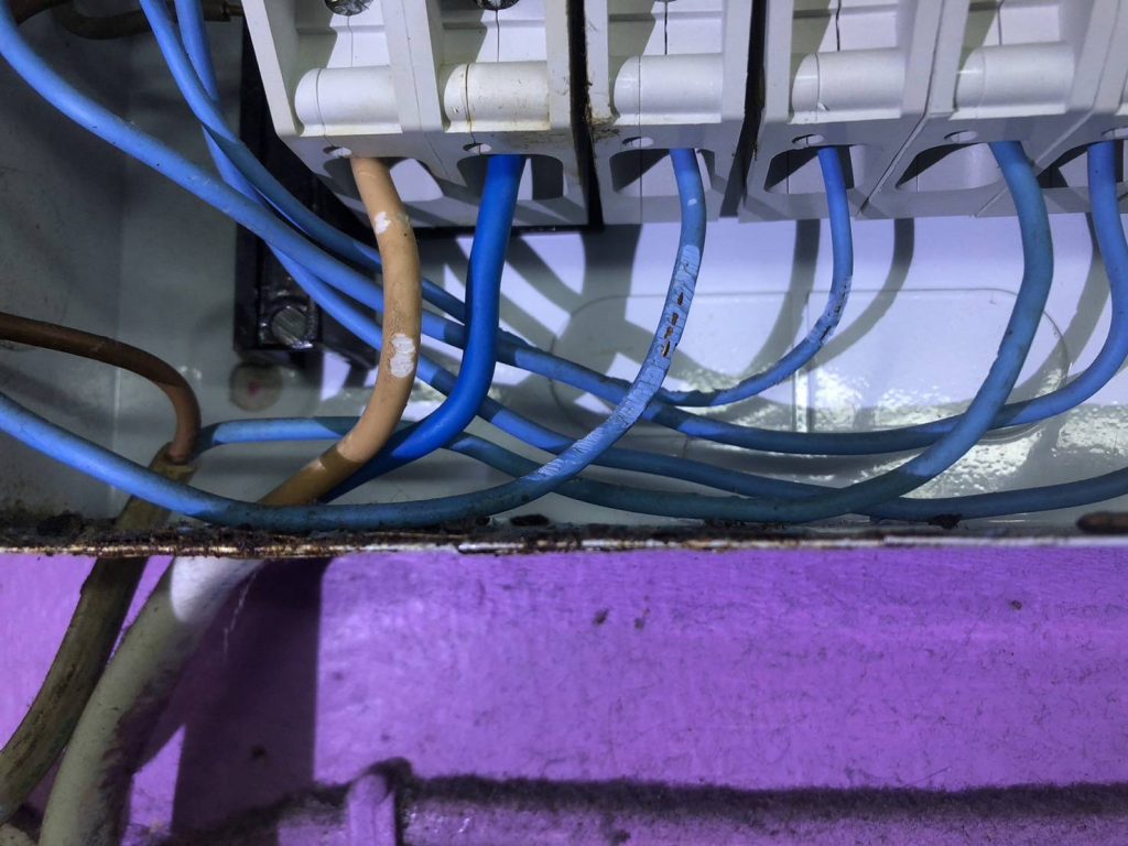 ฉนวนถลอกจนเห็นทองแดง