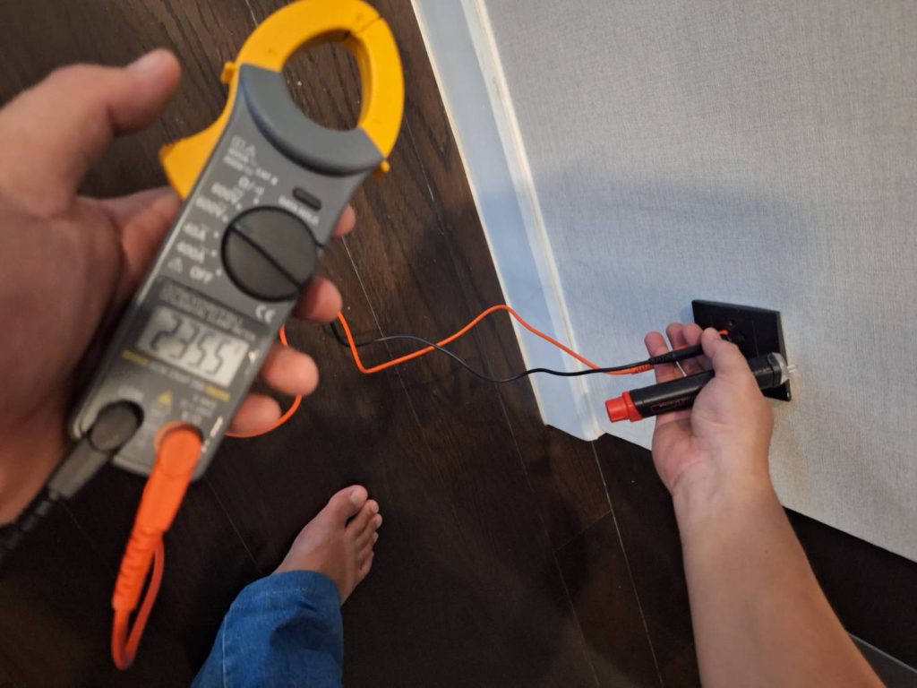 ตรวจเช็กปลั๊กไฟ