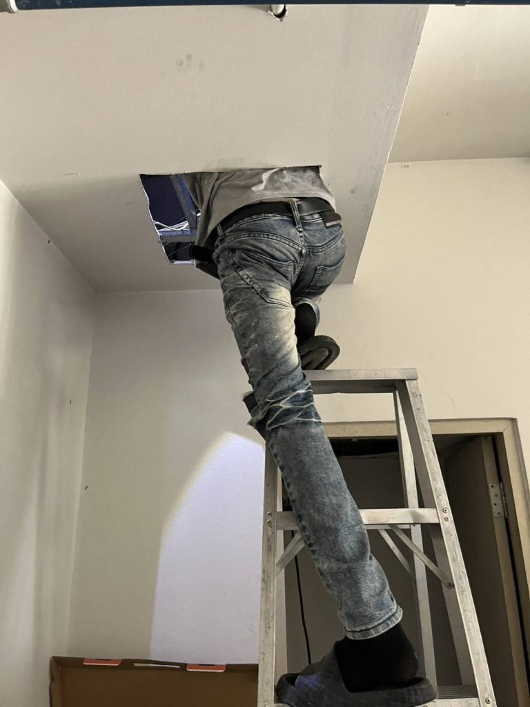 ขึ้นฝ้าเช็กสายไฟ