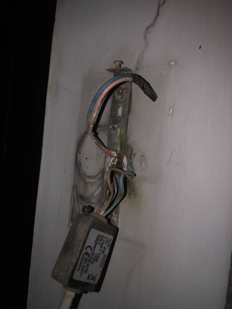 สายไฟมีรอยไหม้