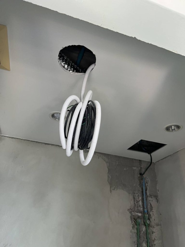 เดินสายไฟเตรียมติดตั้ง