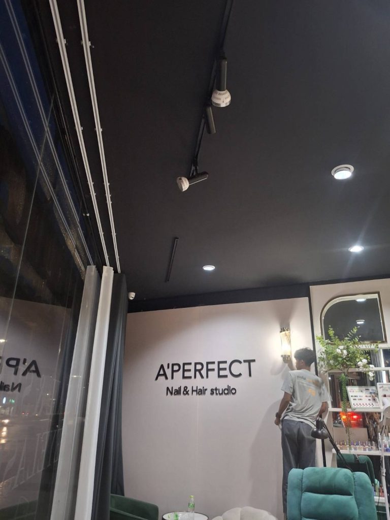 ตรวจเช็กโคมไฟติดผนัง