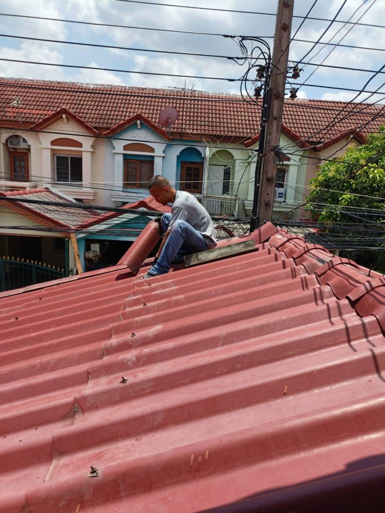 ปีนหลังคาเดินสายไฟ