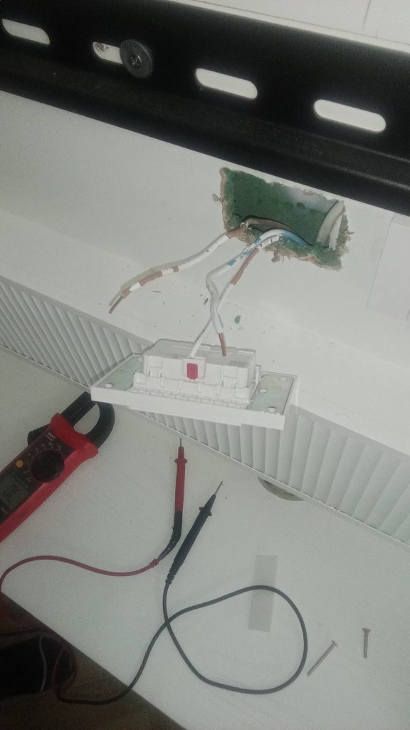 รื้อปลั๊กเช็กสายไฟ