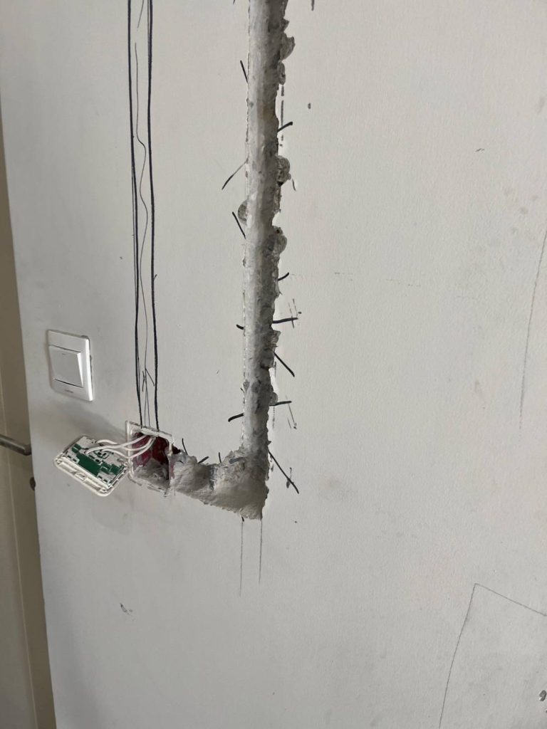 กรีดผนังเตรียมฝังท่อสายไฟ