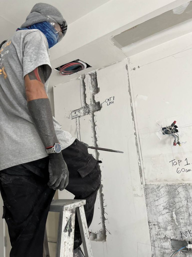 กรีดผนังเตรียมฝังท่อสายไฟ