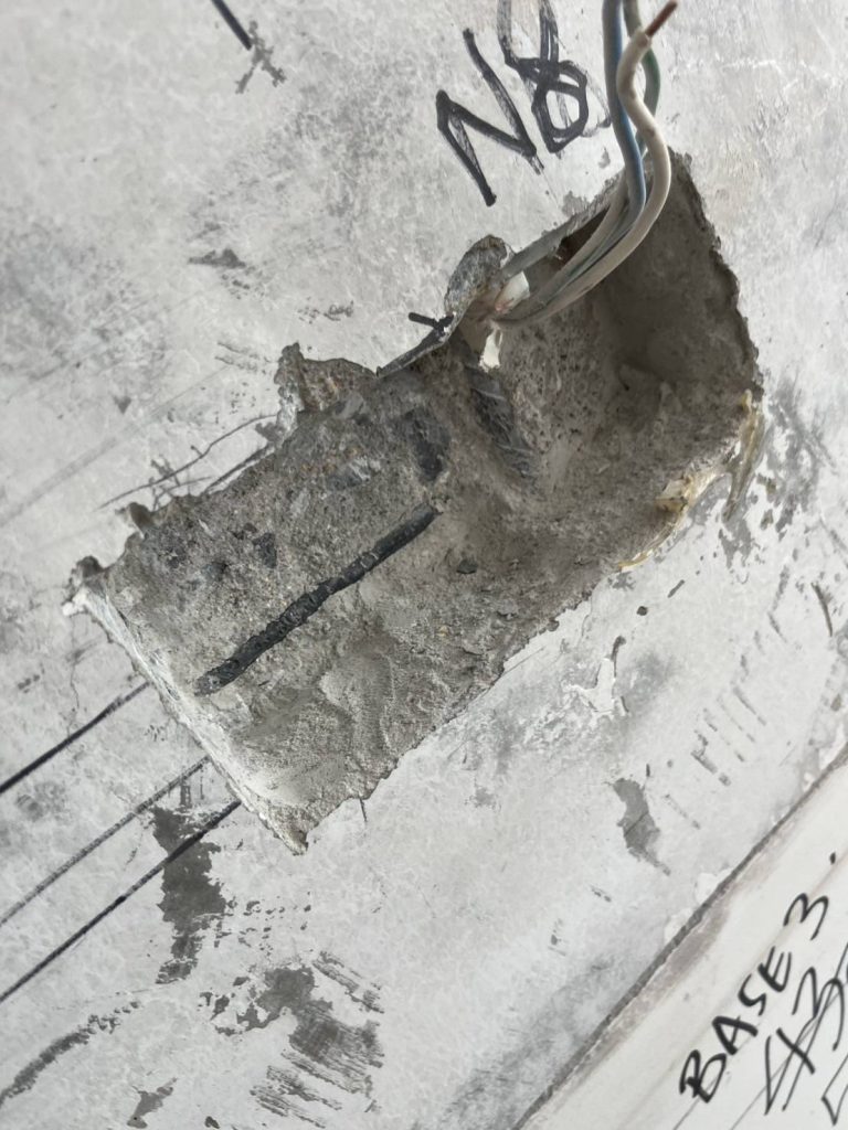 กรีดผนังติดตั้งระบบไฟฟ้า