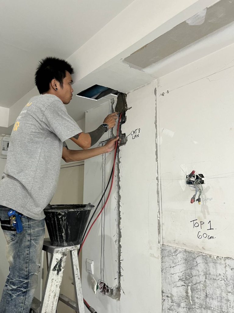 กรีดผนังฝังสายไฟ