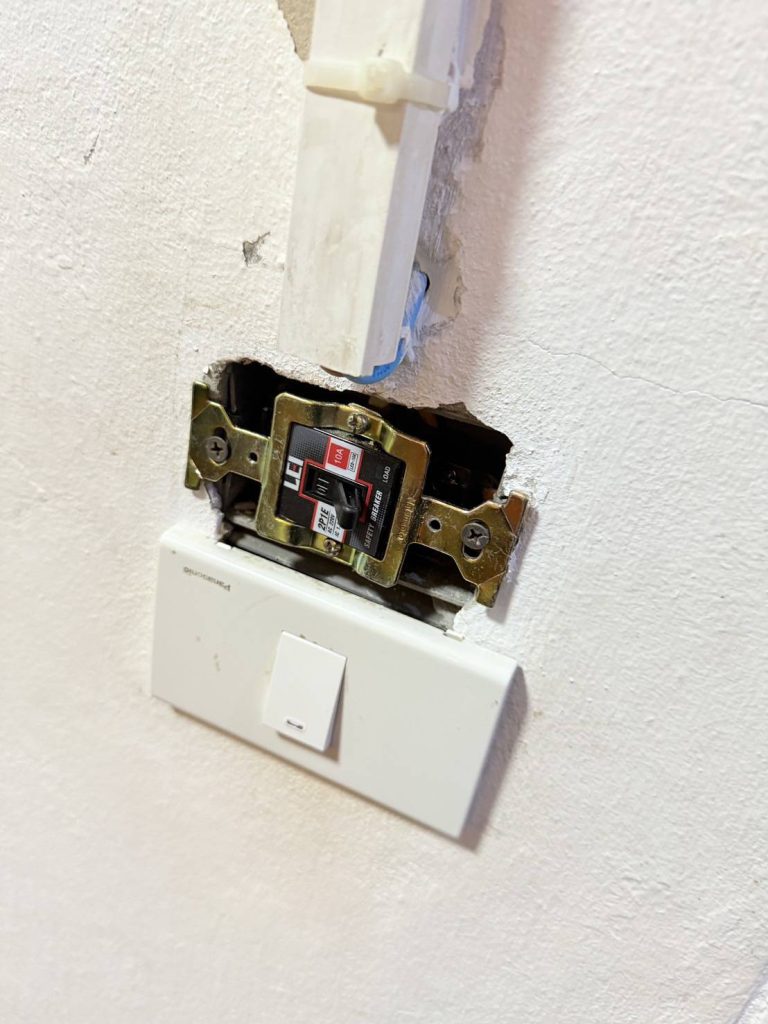 ตรวจเช็กเบรกเกอร์และสวิตช์ไฟ