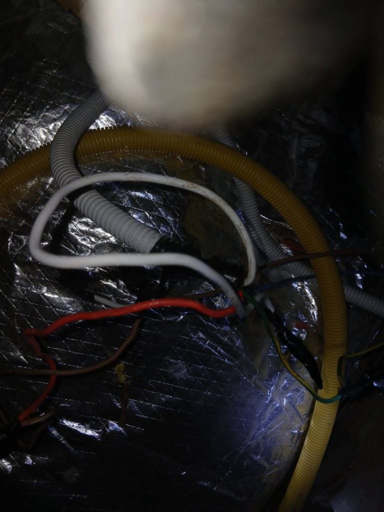 ตรวจเช็กจุดต่อสายไฟบนฝ้า