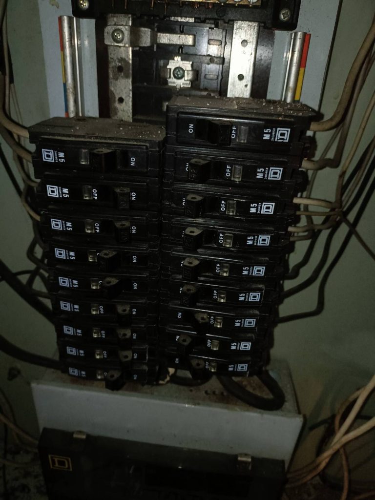 เบรกเกอร์ในตู้โหลดเซ็นเตอร์