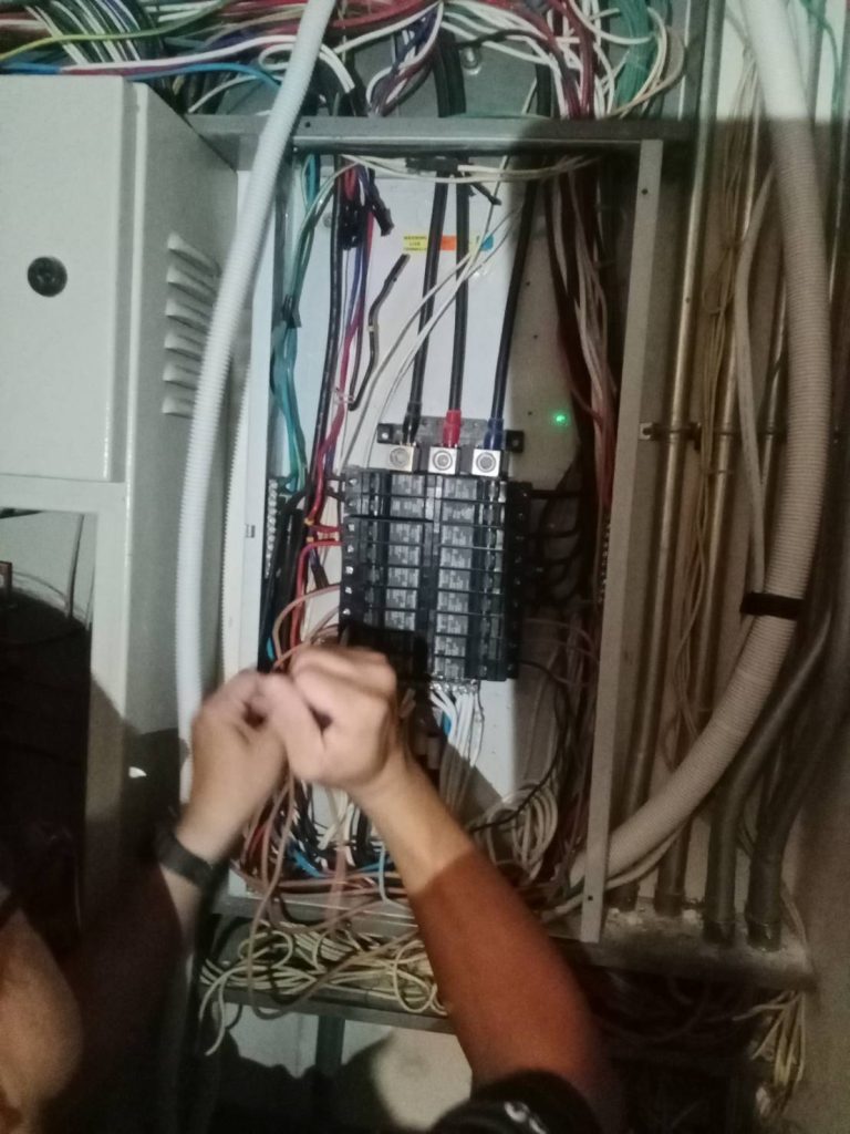 ซ่อมไฟตู้โหลดเซ็นเตอร์