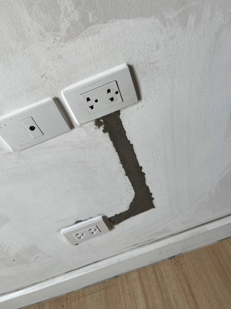 กรีดผนังฝังสายไฟ