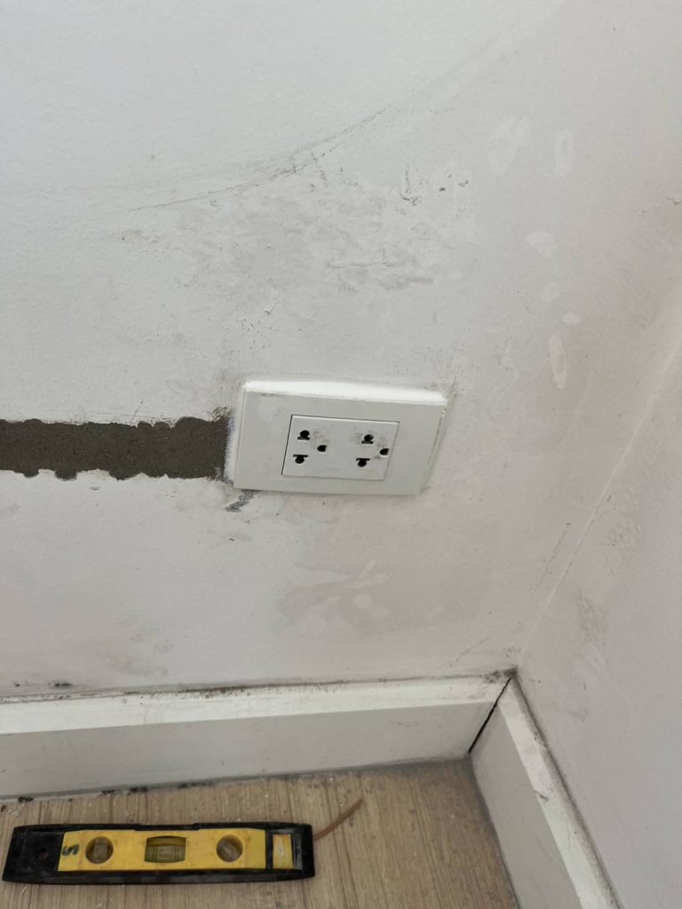 กรีดผนังฝังสายไฟ