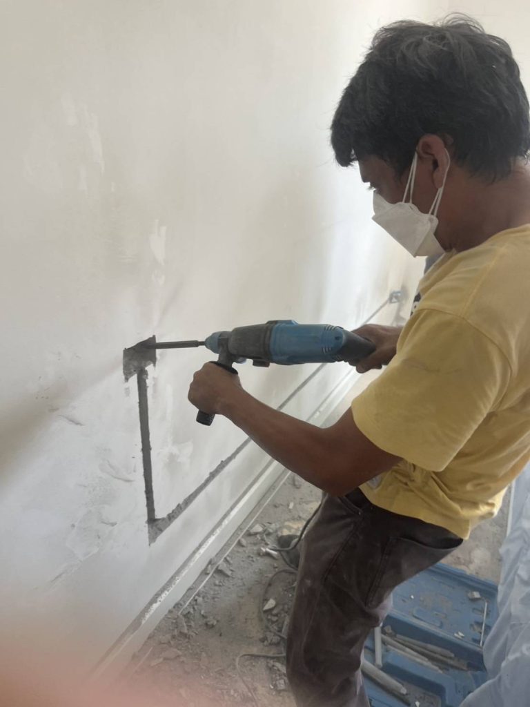 กรีดปูนฝังท่อสายไฟ