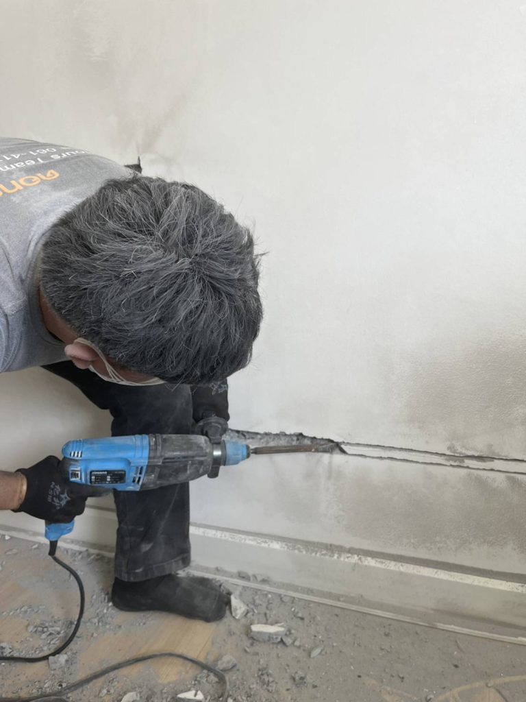 กรีดปูนฝังท่อสายไฟ