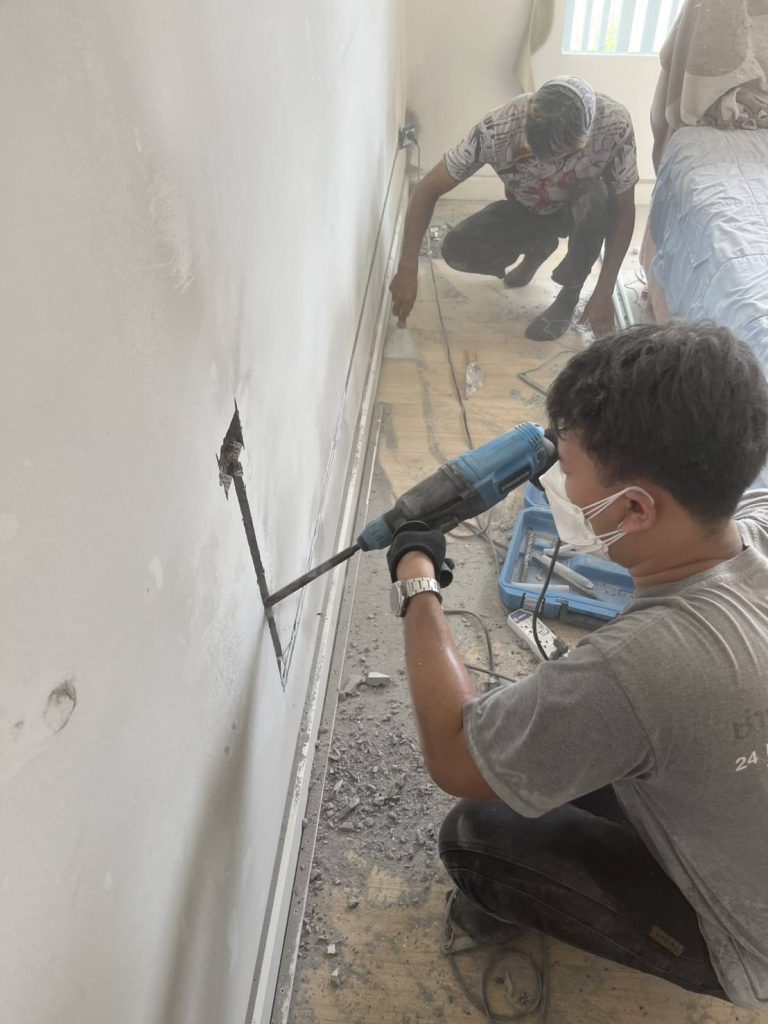 กรีดปูนฝังท่อสายไฟ