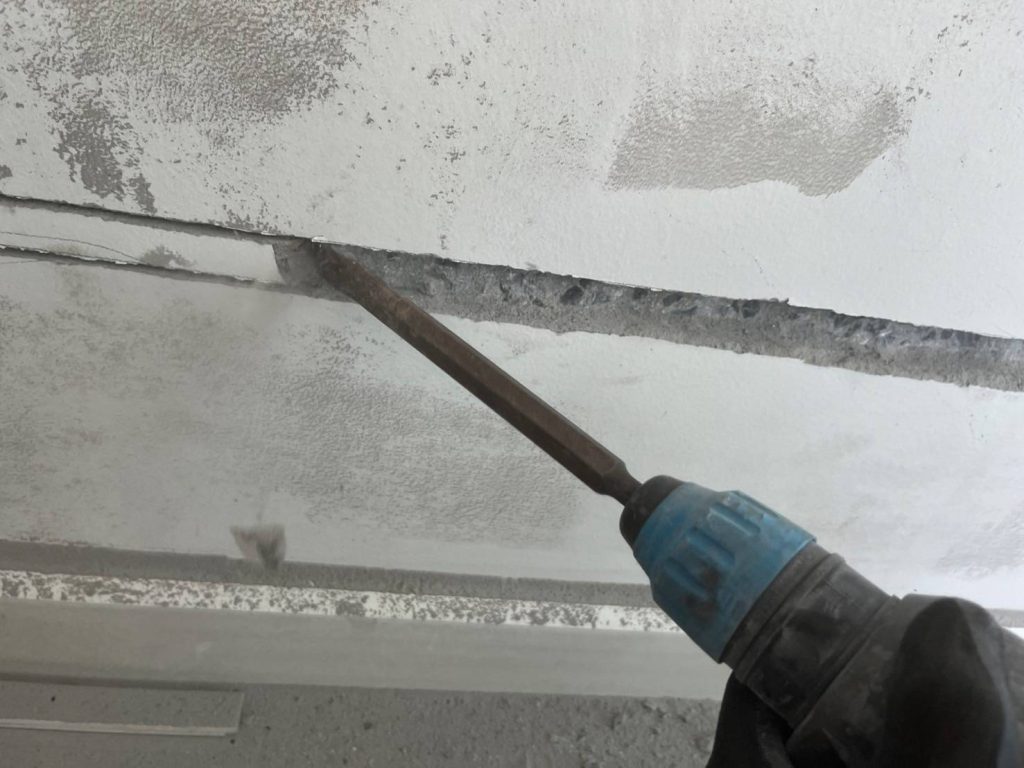 กรีดปูนฝังท่อสายไฟ