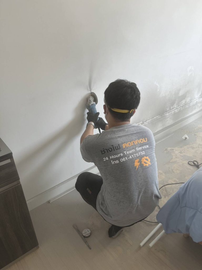 กรีดปูนฝังท่อสายไฟ