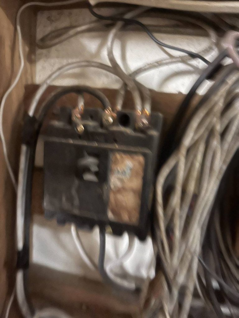 เมนเบรกเกอร์