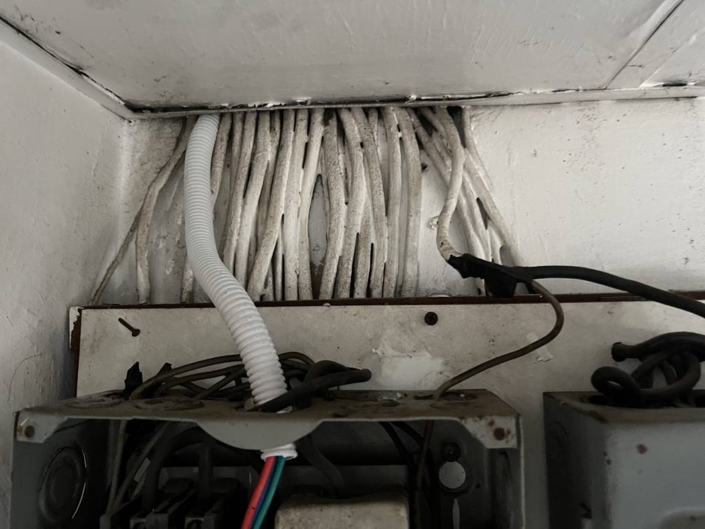 สายไฟจากตู้โหลด