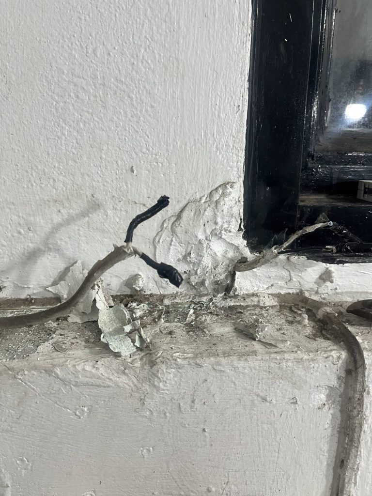 สายไฟชำรุดบริเวณขอบหน้าต่าง ฉนวนหลุดลอกบางส่วน