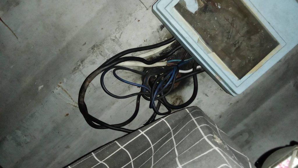 สายไฟที่ไม่เป็นระเบียบจากตู้คอนซูมเมอร์