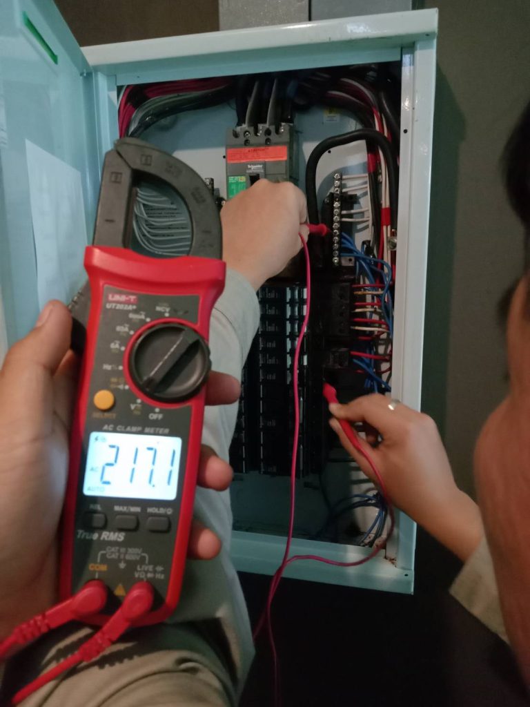 ช่างไฟฟ้าตรวจเช็กตู้คอนซูมเมอร์