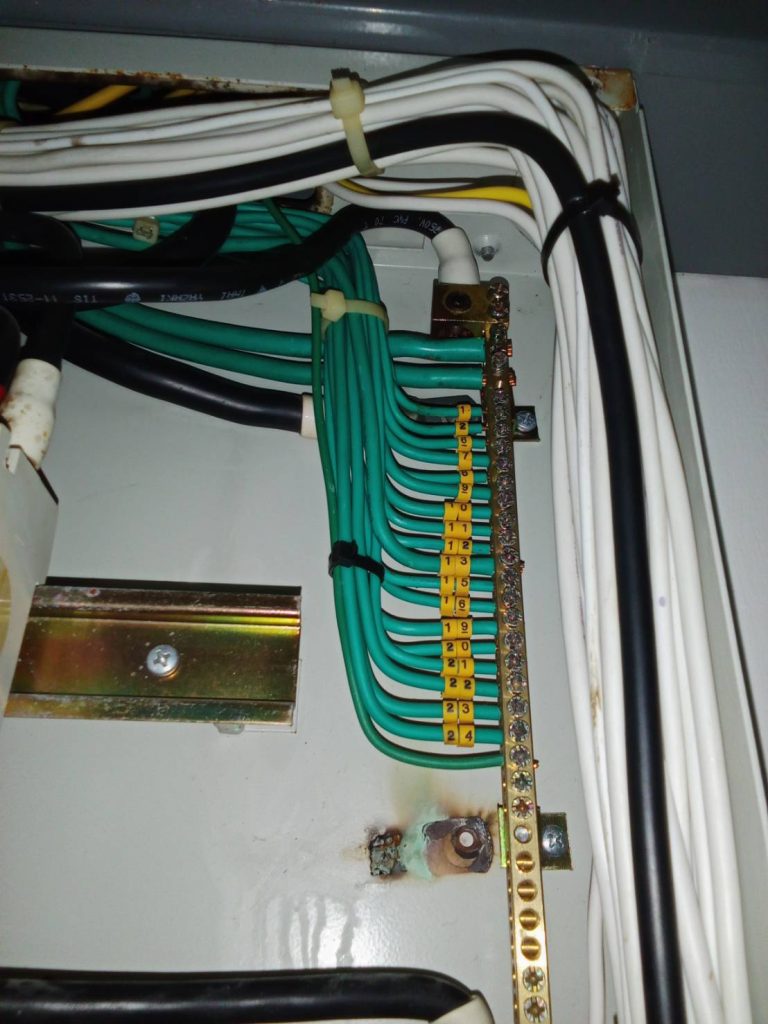 จุดต่อสายไฟในตู้โหลดเซ็นเตอร์