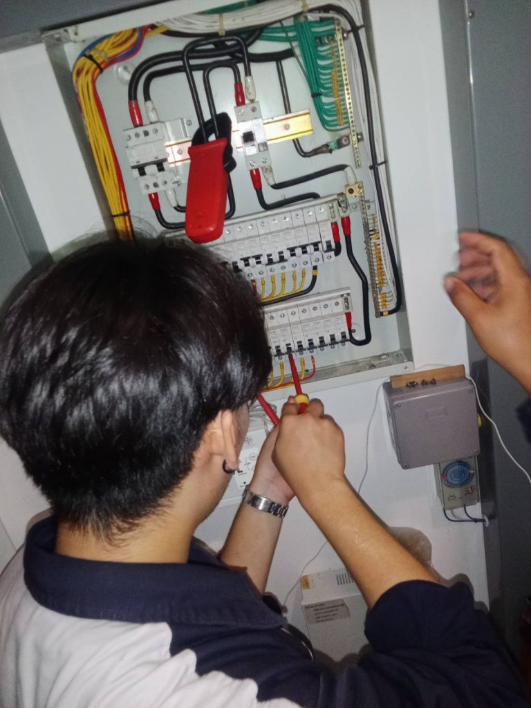 ซ่อมไฟตู้โหลดเซ็นเตอร์