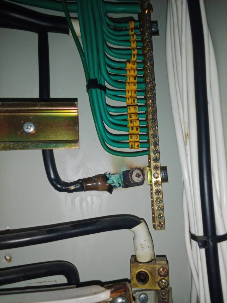 จุดต่อสายมีรอยไหม้