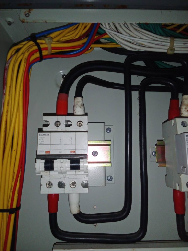 เมนเบรกเกอร์