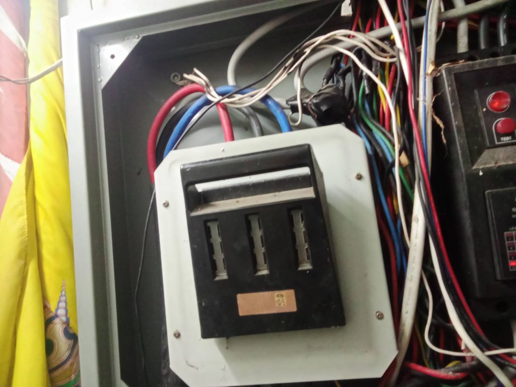 คัทเอาท์ไฟสามเฟส