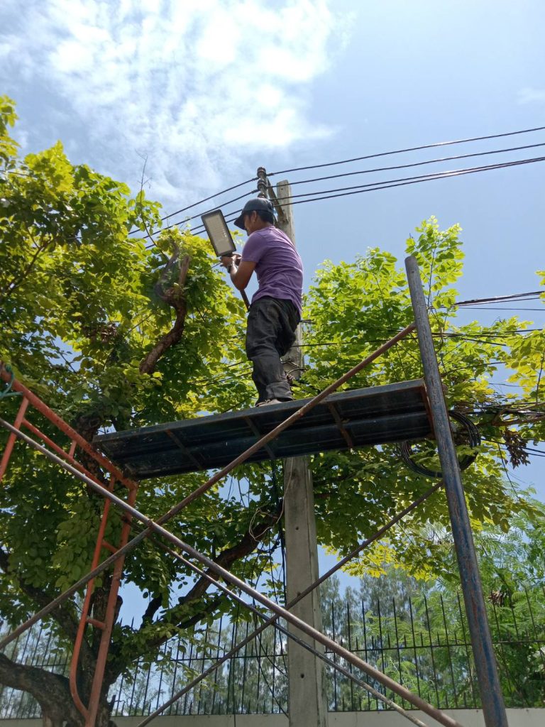 ปีนนั่งร้านติดตั้งไฟ