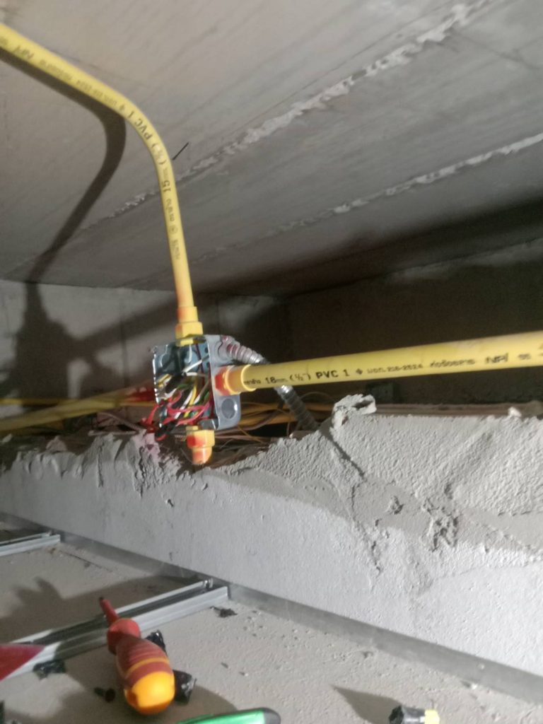 แนวสายไฟและกล่องพักสายไฟบนฝ้า