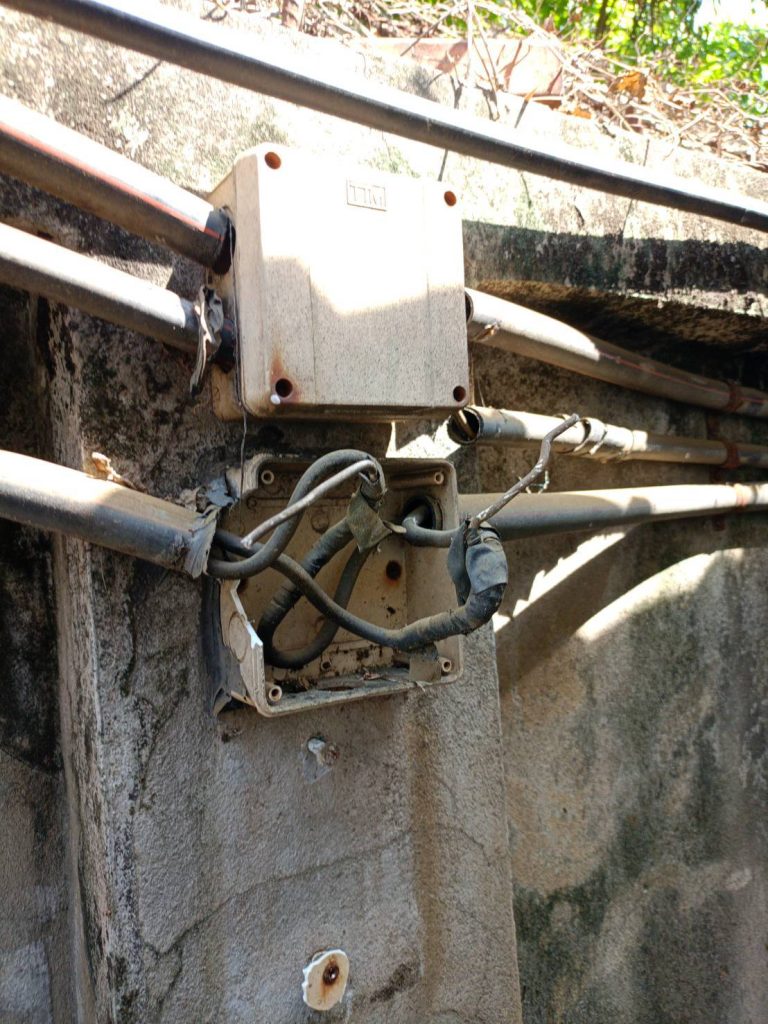 กล่องพักสายเก่าชำรุด