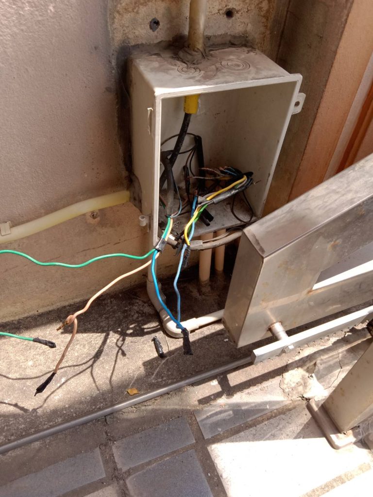 กล่องพักสายไฟ