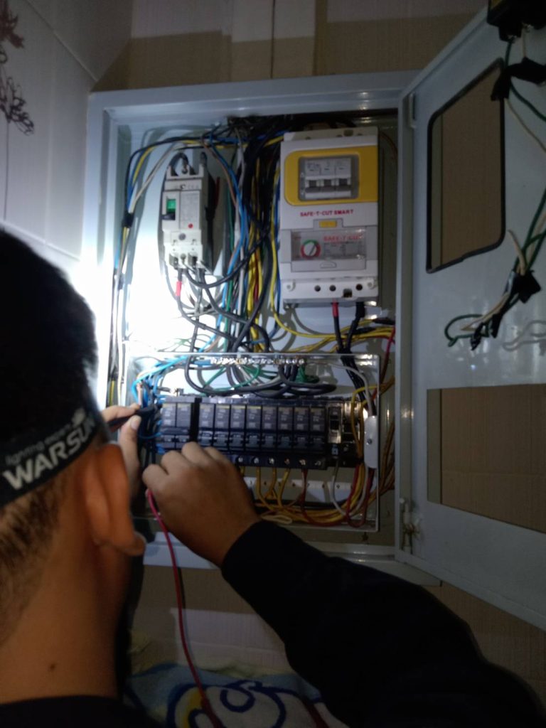 ช่างไฟเข้าตรวจเช็กตู้ไฟ