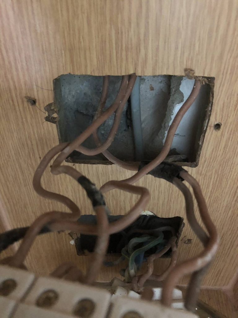 รื้อปลั๊กเช็กสายไฟ