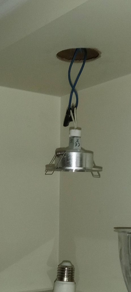 ตรวจเช็กสายไฟดาวน์ไลท์