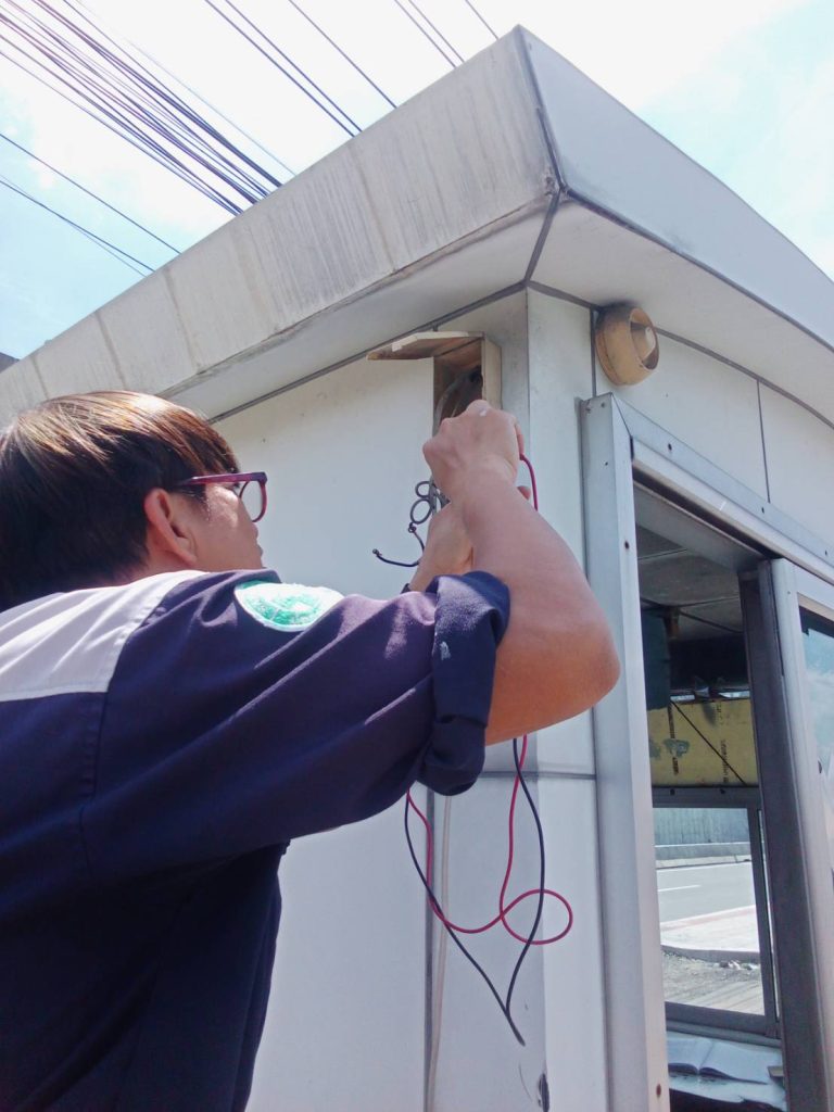 ตรวจเช็กสายไฟในกล่องพักสาย